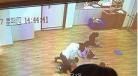 老师坐身上压腿视频？劈叉被舞蹈老师压腿疼痛